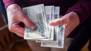 Czym się różni dodatek pielęgnacyjny od świadczenia uzupełniającego? 