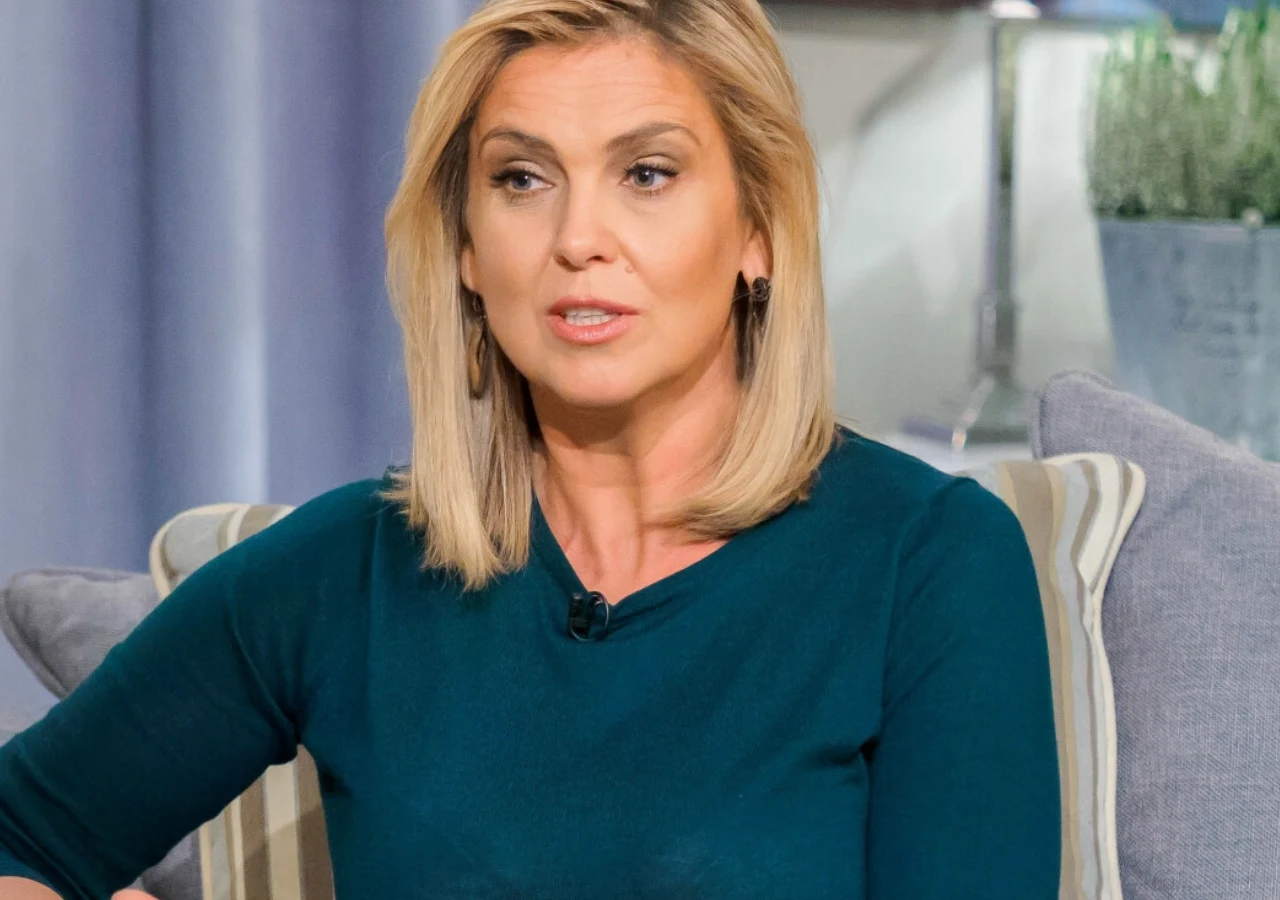 Ewa Wachowicz Ewa Wachowicz w zielonym swetrze siedząca na kanapie.