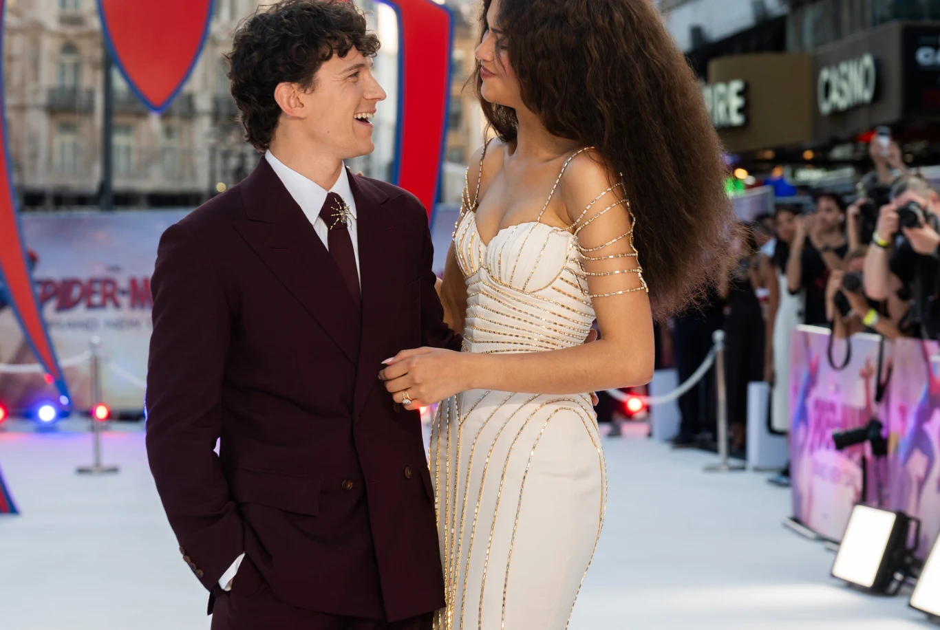 Tom Holland i Zendaya Zendaya i Tom Holland w strojach wieczorowych na czerwonym dywanie podczas oficjalnego wydarzenia.