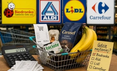 Koszyk zakupowy z kawą ziarnistą, masłem Łaciate, jajkami i bananami na tle logotypów Biedronki, Aldi, Lidla i Carrefoura, obok kalkulator, paragony i kartka „Gdzie najtaniej?" z odhaczoną Biedronką
