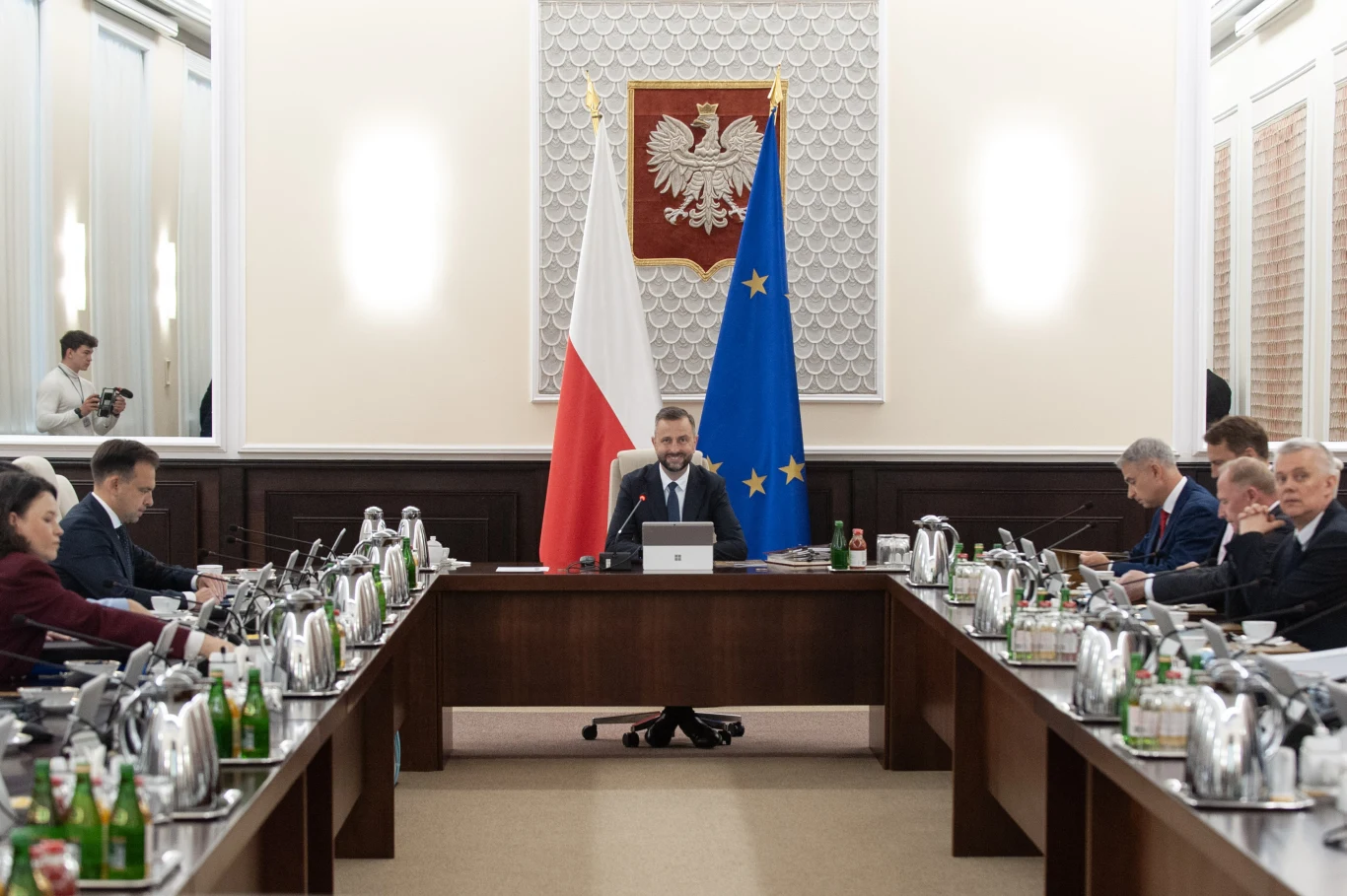 Władysław Kosiniak-Kamysz prowadzi obrady rządu w zastępstwie Donalda Tuska Władysław Kosiniak-Kamysz prowadzi obrady rządu; sala Rady Ministrów, godło Polski, flagi Polski i UE.