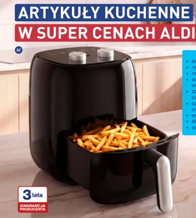Czarna frytkownica beztłuszczowa z wysuniętą szufladą, w której znajdują się świeżo usmażone frytki, ustawiona na kuchennym blacie.