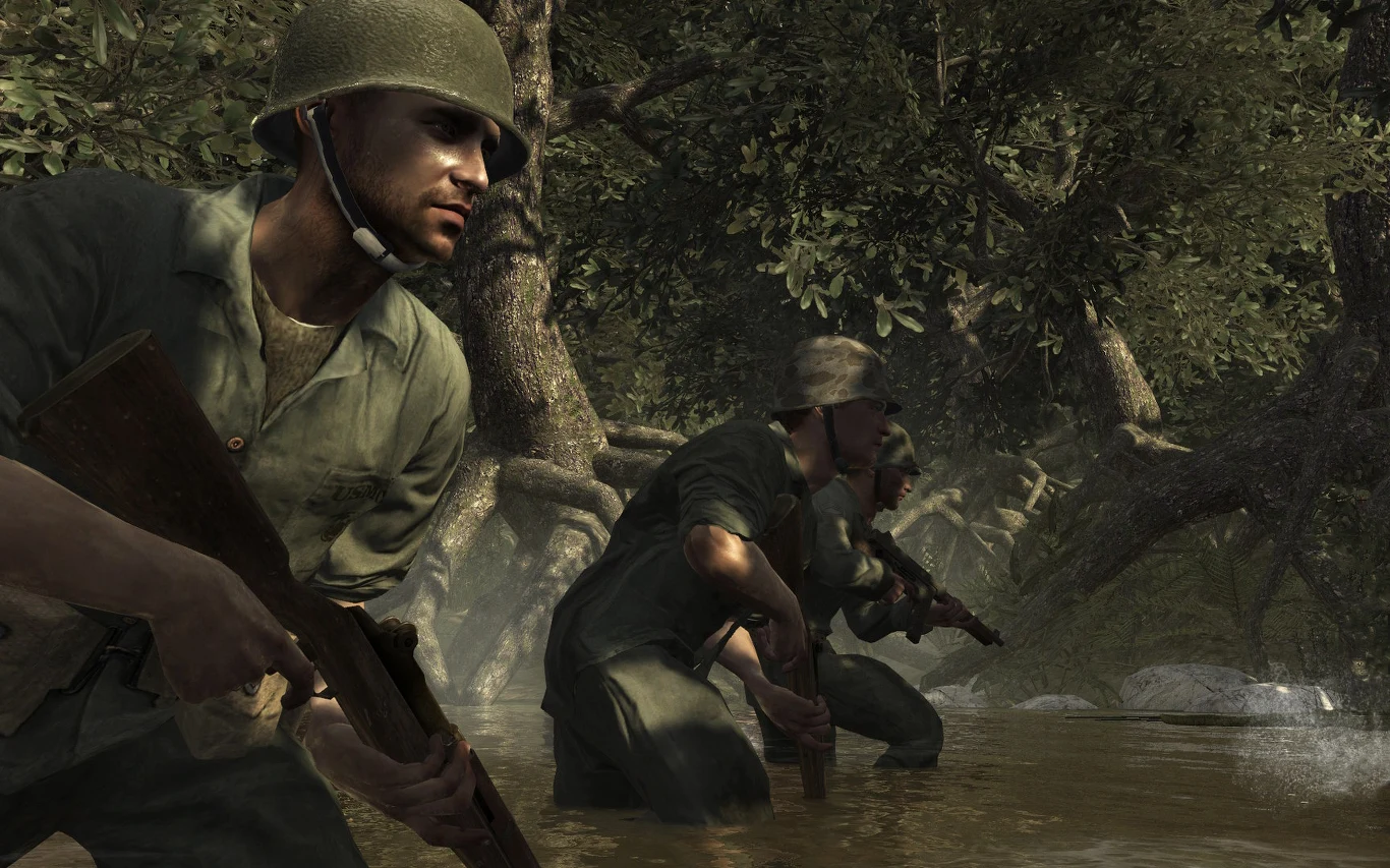 Call of Duty: World at War Trzech żołnierzy z karabinami w hełmach idzie przez płytką wodę w zalesionym terenie w Call of Duty: World at War.