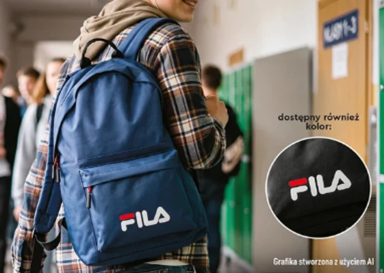 Plecak Fila za 69,90 zł Osoba w koszuli w kratę z dużym granatowym plecakiem FILA na ramieniu, spacerująca korytarzem szkolnym wśród zielonych szafek; w kółku powiększenie logo i wariantu w czarnym kolorze.