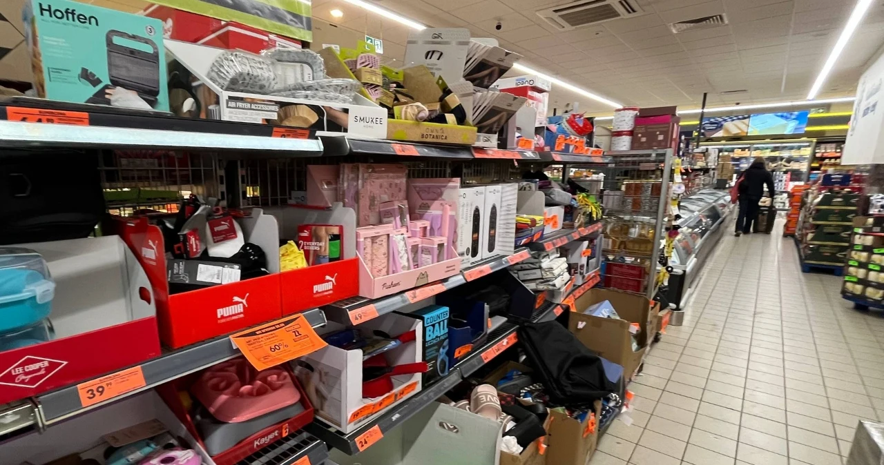 Kolejne znane marki w Biedronce. Fila i Pierre Cardin od 10 sierpnia Półki w Biedronce z artykułami gospodarstwa domowego i kilkoma klientami po prawej stronie alejki.