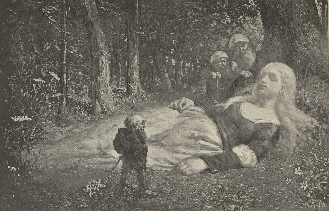 René Dollfus, Jeune fille endormie trouvée par des gnomes (1888). Obraz przedstawia śpiącą dziewczynę znalezioną przez gnomy Śpiąca kobieta o jasnych włosach leżąca w lesie, otoczona przez trzech mężczyzn w kapturach, z których jeden stoi bliżej i spogląda w jej stronę.