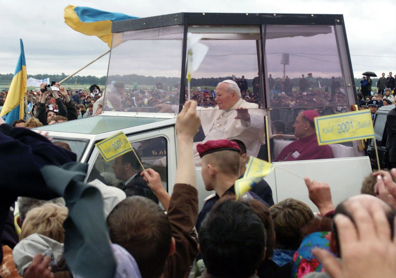 Do wizyty apostolskiej Jana Pawła II w Ukrainie doszło w 2001 roku Papież Jan Paweł II w papamobile przemierzający tłum ludzi podczas wizyty apostolskiej w Ukrainie w 2001 roku.