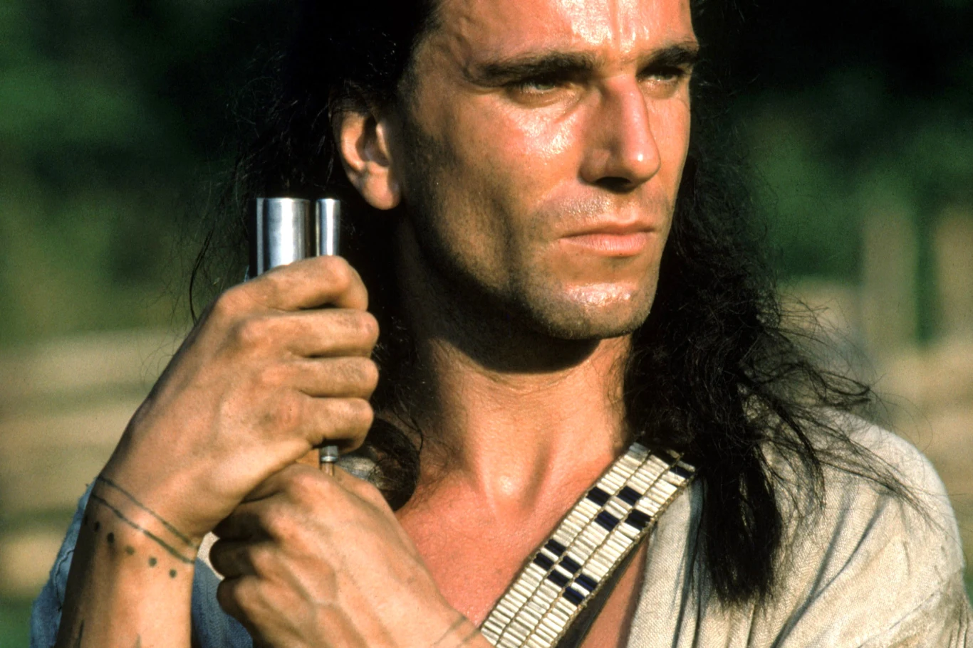 Daniel Day-Lewis w filmie "Ostatni Mohikanin" Daniel Day-Lewis jako główny bohater w filmie „Ostatni Mohikanin” z bronią i naszyjnikiem z paciorków.