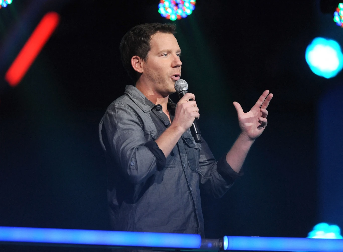 Cliff Bleszinski podczas rozdania nagród na gali Video Game Awards w 2011 roku Cliff Bleszinski w jeansowej koszuli na scenie Video Game Awards 2011, trzyma mikrofon i gestykuluje.