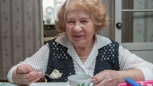 Ten ser jest dobry dla kości. Seniorzy powinni robić z niego te placuszki