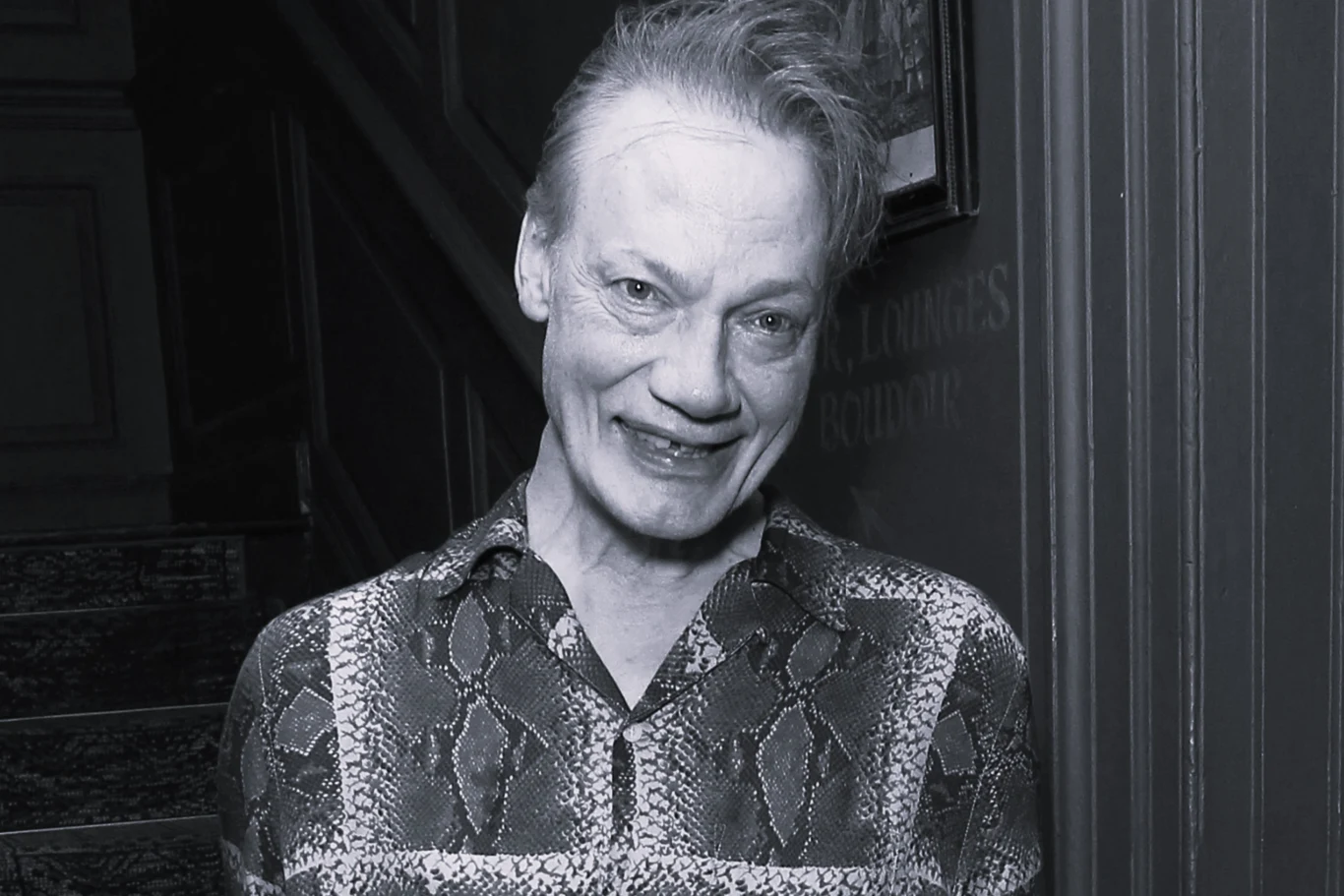Nie żyje William Orbit, który w latach 90. współpracował z Madonną przy "Ray of Light" William Orbit w koszuli z wzorem stoi przy ścianie wewnątrz budynku.