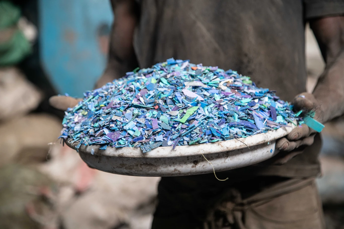 Z plastiku można otrzymać wysokiej czystości wodór. Nie potrzeba nawet sortowania odpadów Kolorowy plastik rozdrobniony na małe kawałki w białej misce