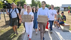 Mateusz Morawiecki pojawił się na wrocławskim Jagodnie. Miał ze sobą pizzę