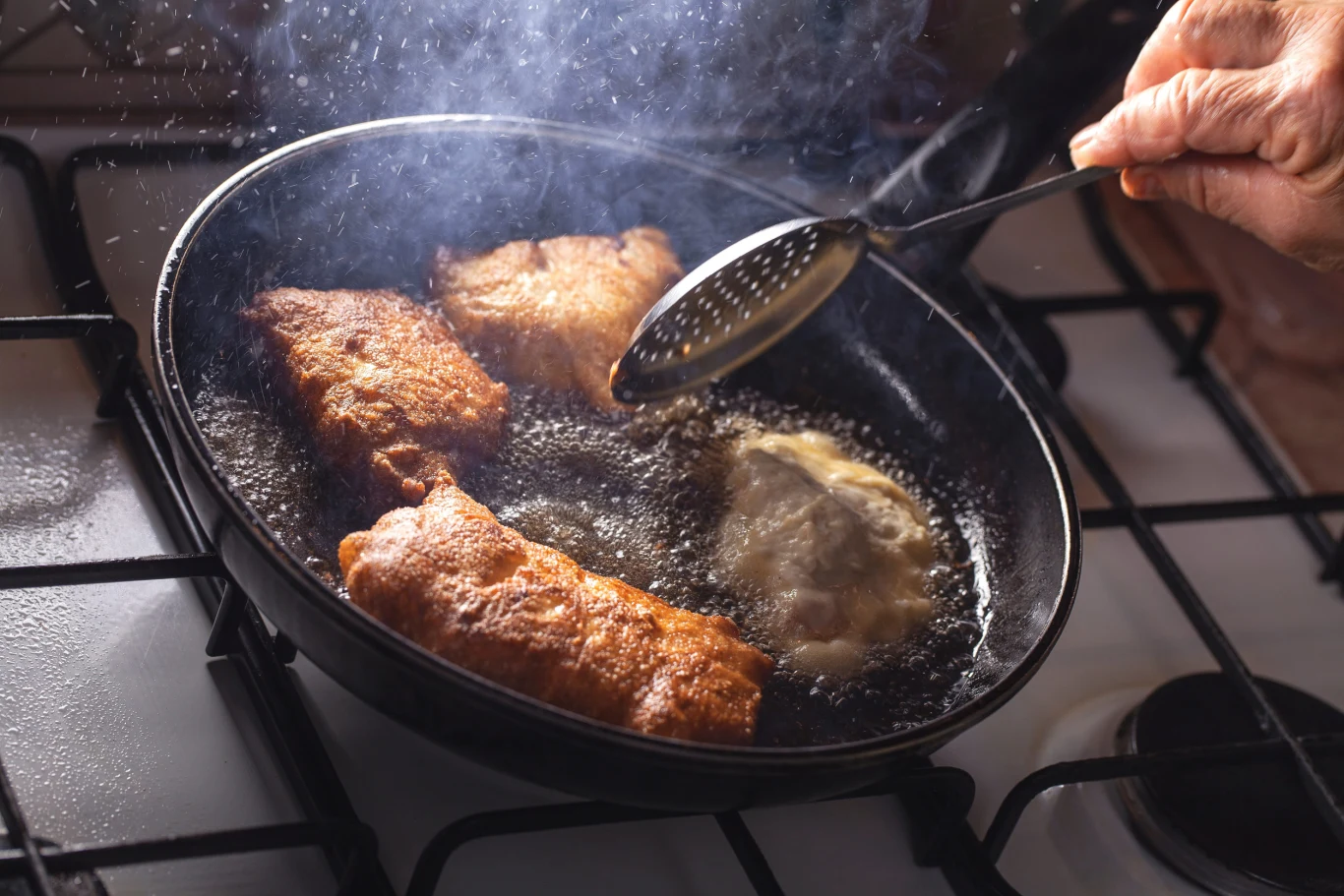Podczas smażenia cząsteczki AGEs (końcowe produkty zaawansowanej glikacji) powstają w wyniku reakcji Maillarda Rumiana skórka ma swoją cenę. AGEs podkręcają stan zapalny w organizmie