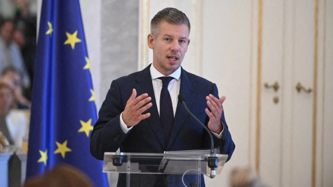 Węgry będą miały nowego prezydenta. Premier zdradził szczegóły (zdj. ilustracyjne) Peter Magyar w garniturze przemawia przy mównicy na tle flagi Unii Europejskiej.