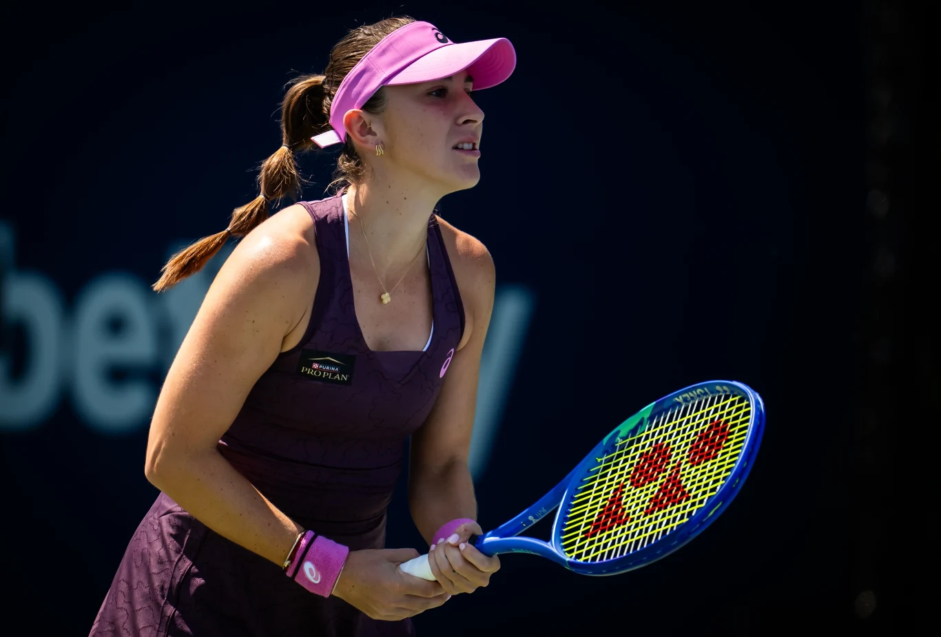 Belinda Bencic Belinda Bencic w sportowym stroju i różowej czapce przygotowuje się do odbioru serwisu na korcie tenisowym