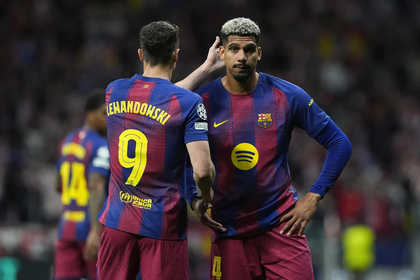 Robert Lewandowski oraz Ronald Araujo article cover