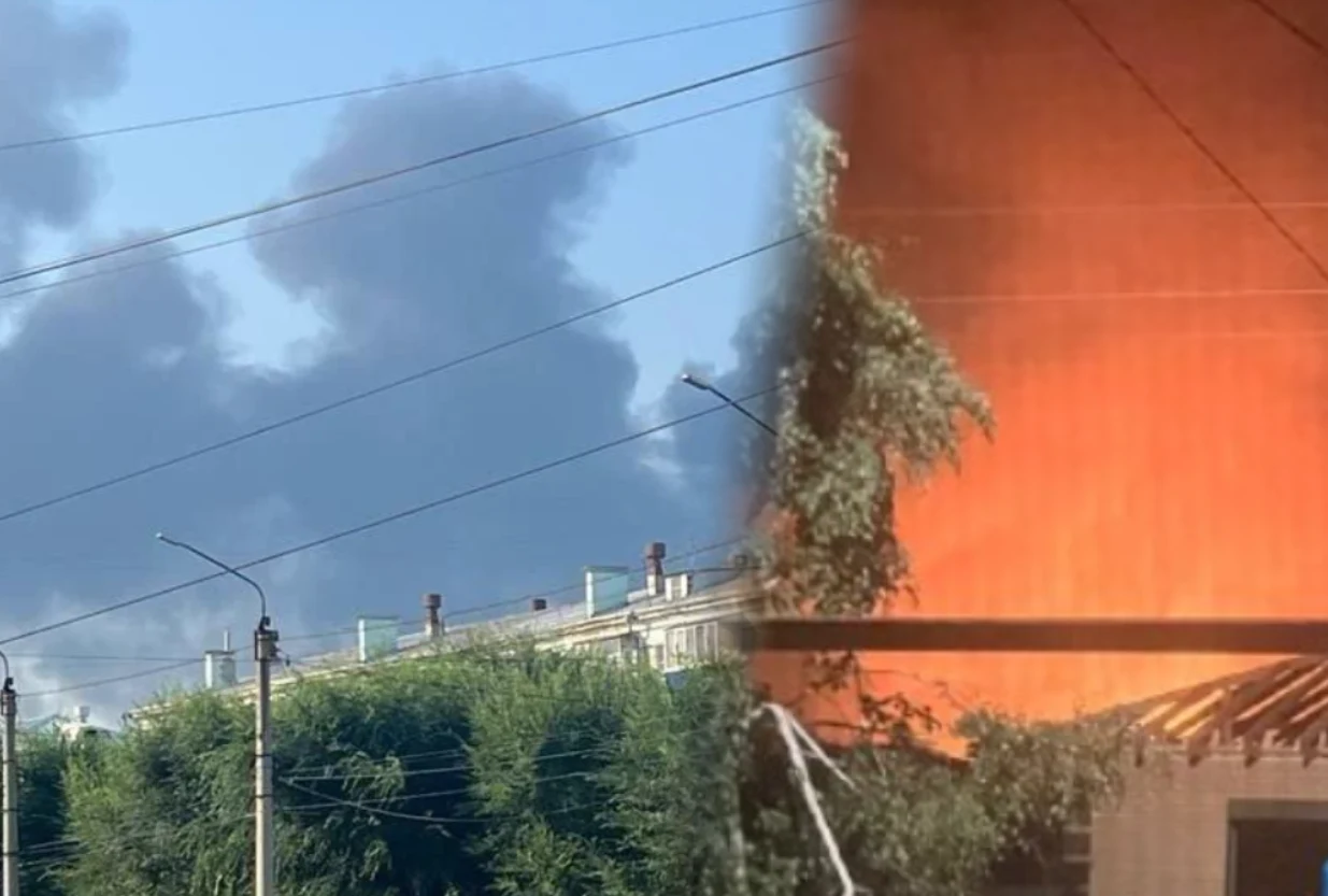 Prawie 400 ukraińskich dronów zaatakowało rosyjskie regiony oraz anektowany Krym Czarne chmury dymu nad budynkami, po prawej płomień i fragment płonącej konstrukcji za drzewem po atakach Ukrainy w Rosji