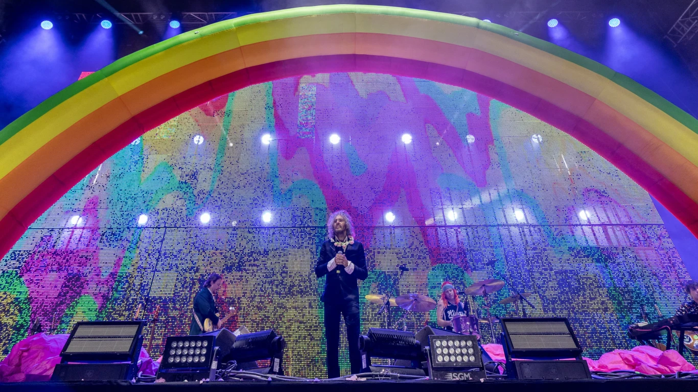 The Flaming Lips zagrali pierwszego dnia OFF Festivalu! The Flaming Lips powrócili na OFF Festival 2026 w Katowicach po 16 latach z widowiskowym show. Opisujemy najlepsze koncerty pierwszego dnia.