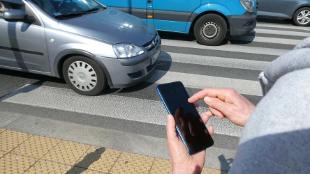 Szczególną ostrożność trzeba zachować np. w pobliżu przejść dla pieszych. Dotyczy to i kierowców i pieszych