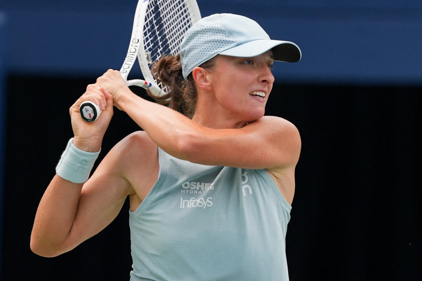 Iga Świątek rywalizowała z Martą Kostiuk o awans do ćwierćfinału WTA 1000 w Toronto Tenisistka w jasnym stroju sportowym trzyma rakietę gotową do uderzenia, skupiona na rozgrywce.