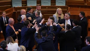 Premier Kosowa Albin Kurti został obrzucony jajkami przez posłankę opozycji Time Kadrijaj
