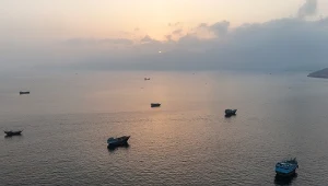 Statki u wybrzeży Omanu w pobliżu cieśniny Ormuz