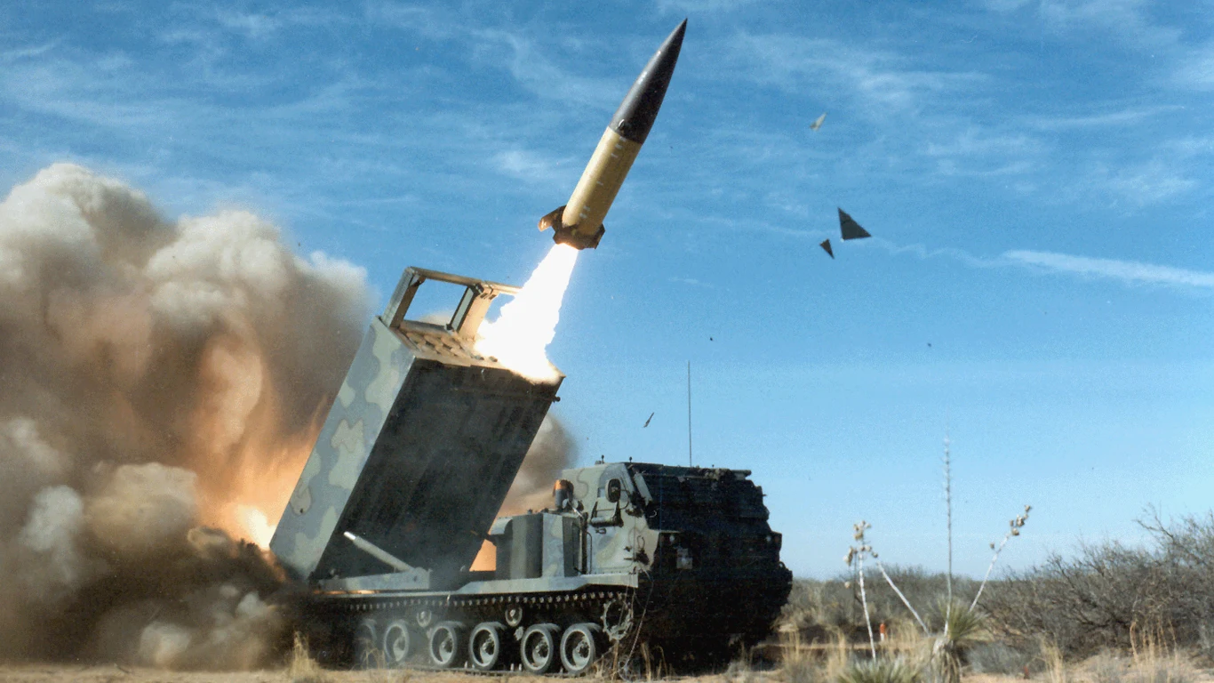 Turcja chce sprzedać Ukrainie pociski ATACMS i wyrzutnie rakietowe MLRS. Potrzebna jest zgoda USA. Wystrzelenie pocisku ATACMS z pojazdu M270 MLRS na otwartym terenie pod bezchmurnym niebem.