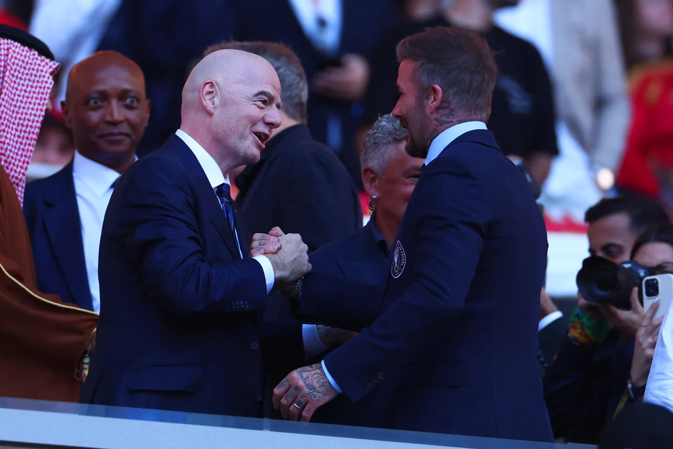 Gianni Infantino i David Beckham, 14.06.2025 r. Gianni Infantino i David Beckham wymieniają uścisk dłoni podczas wydarzenia na stadionie, 14.06.2025 r.