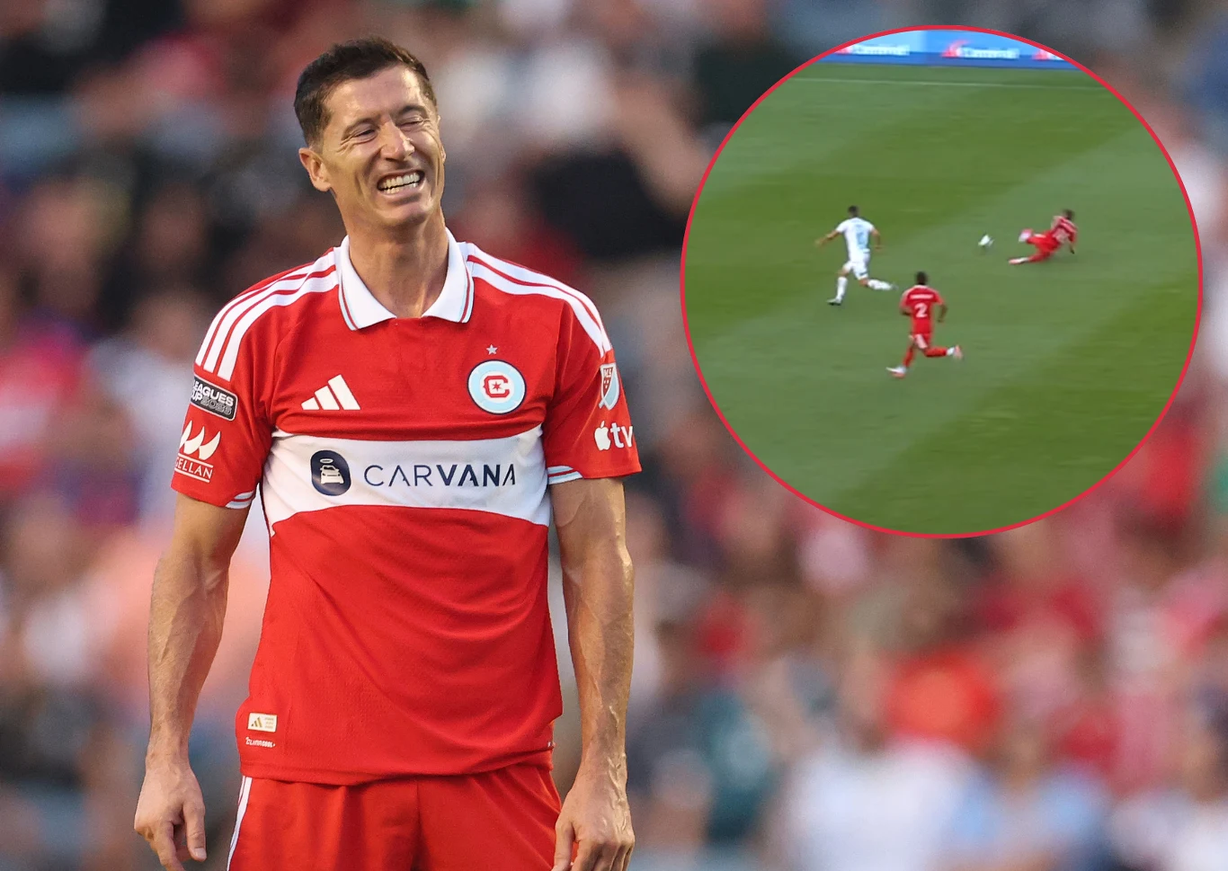Robert Lewandowski Robert Lewandowski w czerwonym stroju Chicago Fire podczas meczu, obok miniatura z boiskową akcją.