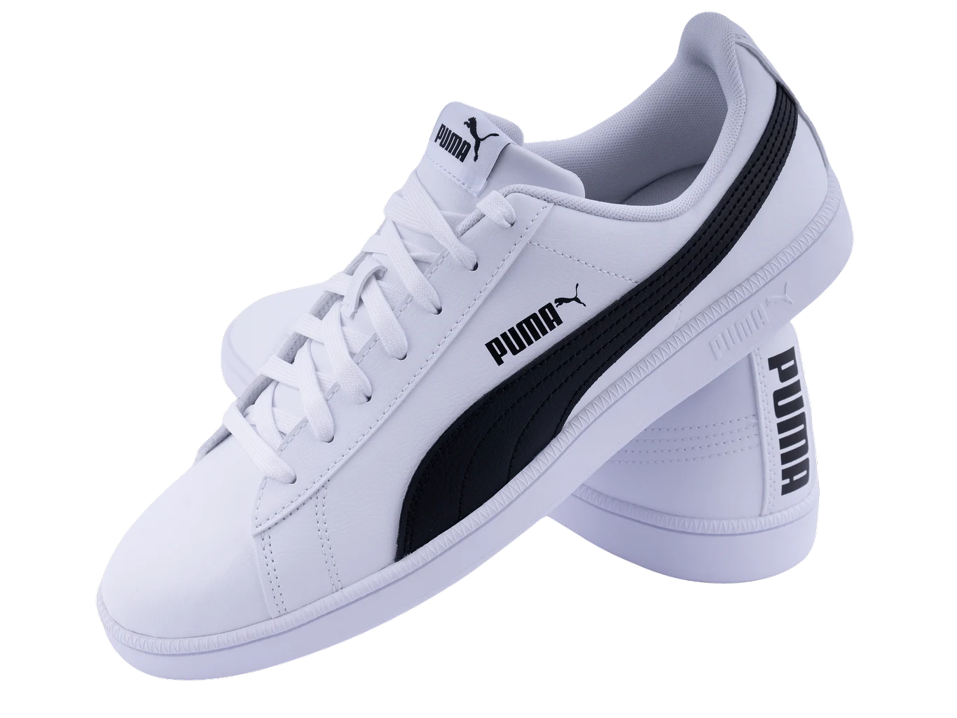 Białe sneakersy z czarnym paskiem i logotypem marki Puma na bocznej części, języku oraz na tylnej części podeszwy.