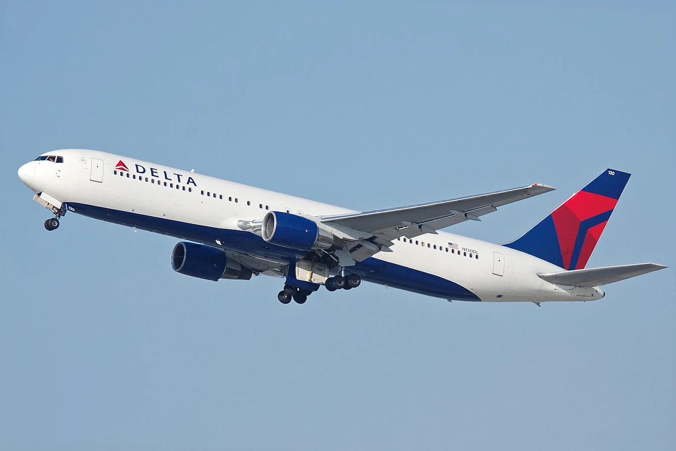 Boeing 767 pomimo zaawansowanego wieku, jest wciąż chętnie używanym samolotem Samolot pasażerski Delta Air Lines Boeing 767 podczas startu na tle jasnego nieba.
