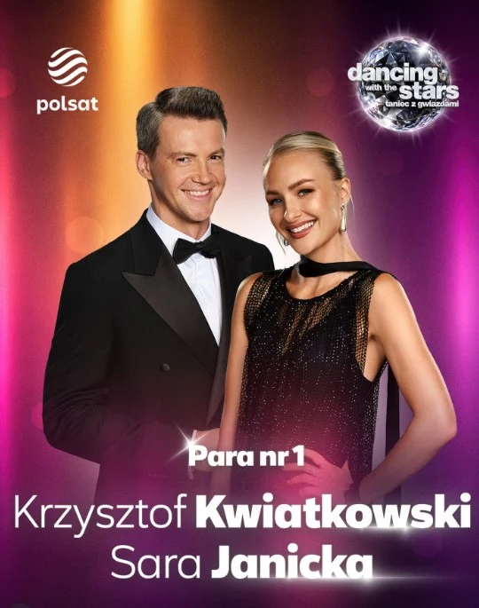 Krzysztof Kwiatkowski i Sara Janicka zatańczą razem w "TzG". Uśmiechnięty mężczyzna w garniturze i kobieta w eleganckiej, błyszczącej sukni stoją obok siebie na kolorowym tle z logotypami Polsatu i programu tanecznego oraz napisem informującym o numerze pary i ich nazwiskach.