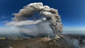 Erupcja Etny, przyloty wstrzymane. "Traktujecie ludzi jak paczki"
