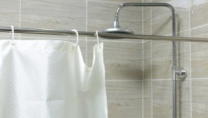 Koniec z przyklejającą się zasłoną. Ten patent sprawdzi się też nad wanną