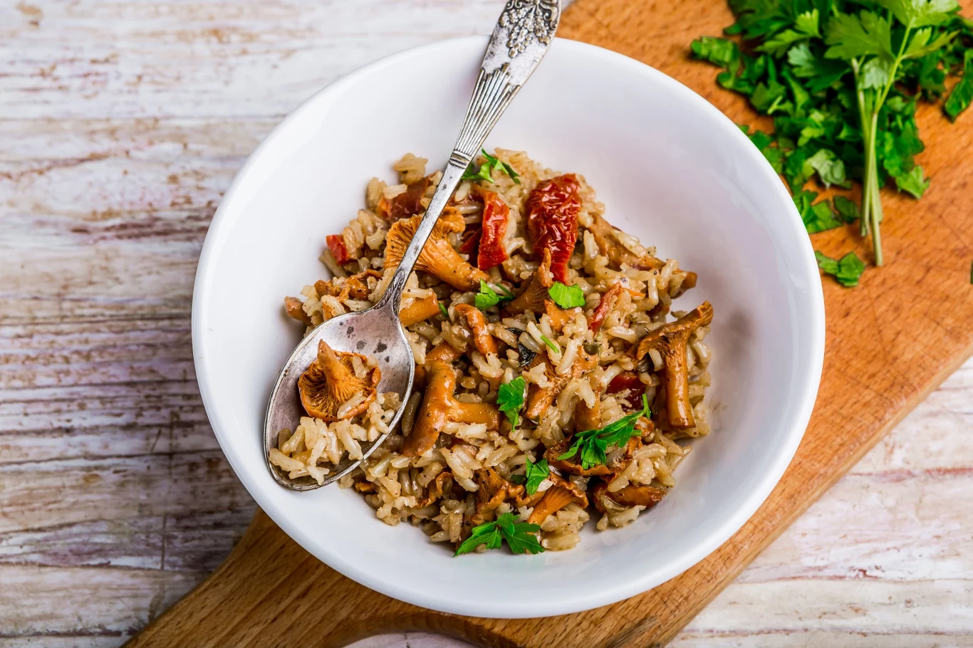 Risotto z kurkami to świeży i lekki letni obiad. Dobrze smakuje też z innymi dodatkami, np. suszonymi pomidorami. Risotto z kurkami to świeży i lekki letni obiad. Dobrze smakuje też z innymi dodatkami, np. suszonymi pomidorami.