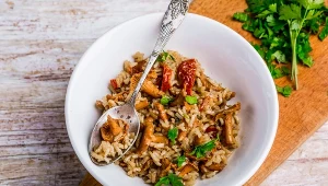 Risotto z kurkami to świeży i lekki letni obiad. Dobrze smakuje też z innymi dodatkami, np. suszonymi pomidorami.