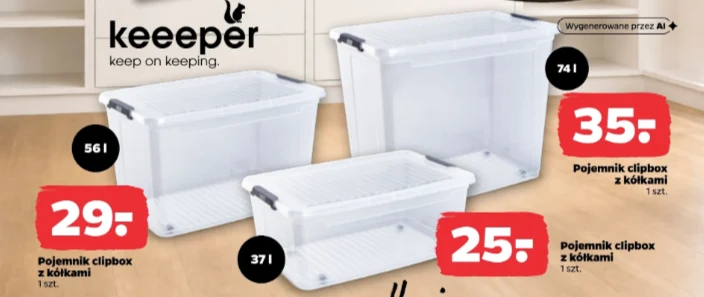 Pojemniki Keeper od 25 zł Trzy przezroczyste pojemniki clipbox z pokrywami i kółkami o pojemnościach 37, 56 i 74 litry ustawione obok siebie, każdy z nich oznaczony widoczną etykietą z ceną.