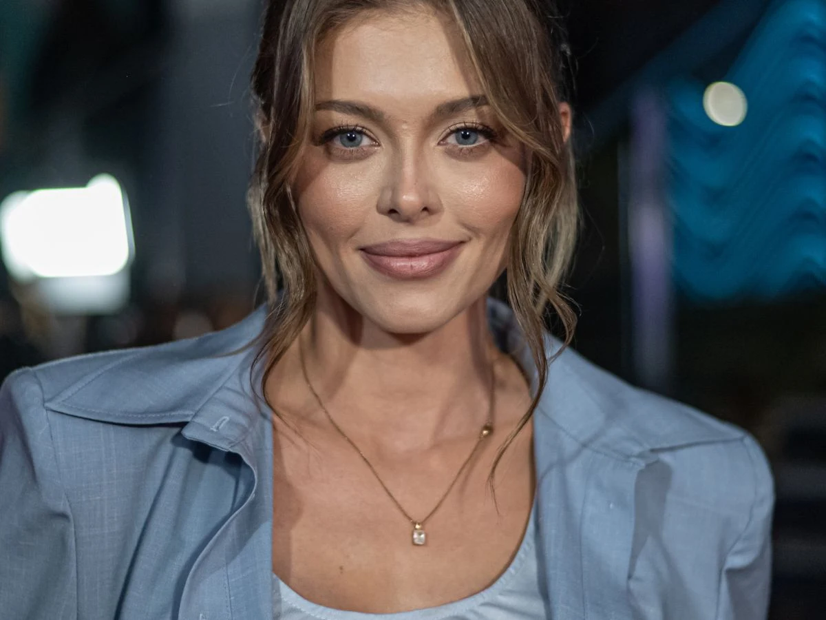 Joanna Opozda Joanna Opozda w jasnoniebieskiej marynarce i białym topie, patrząca w obiektyw.