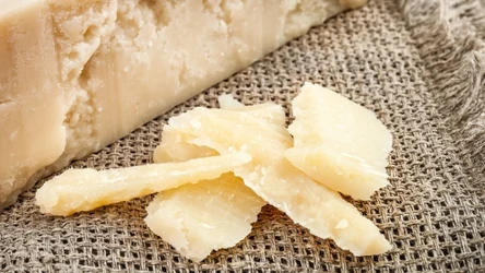 Parmezan to smaczny, słony ser bogaty w białko i minerały 
