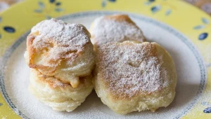 Racuchy anielskie to deser lekki i puszysty jak chmurka