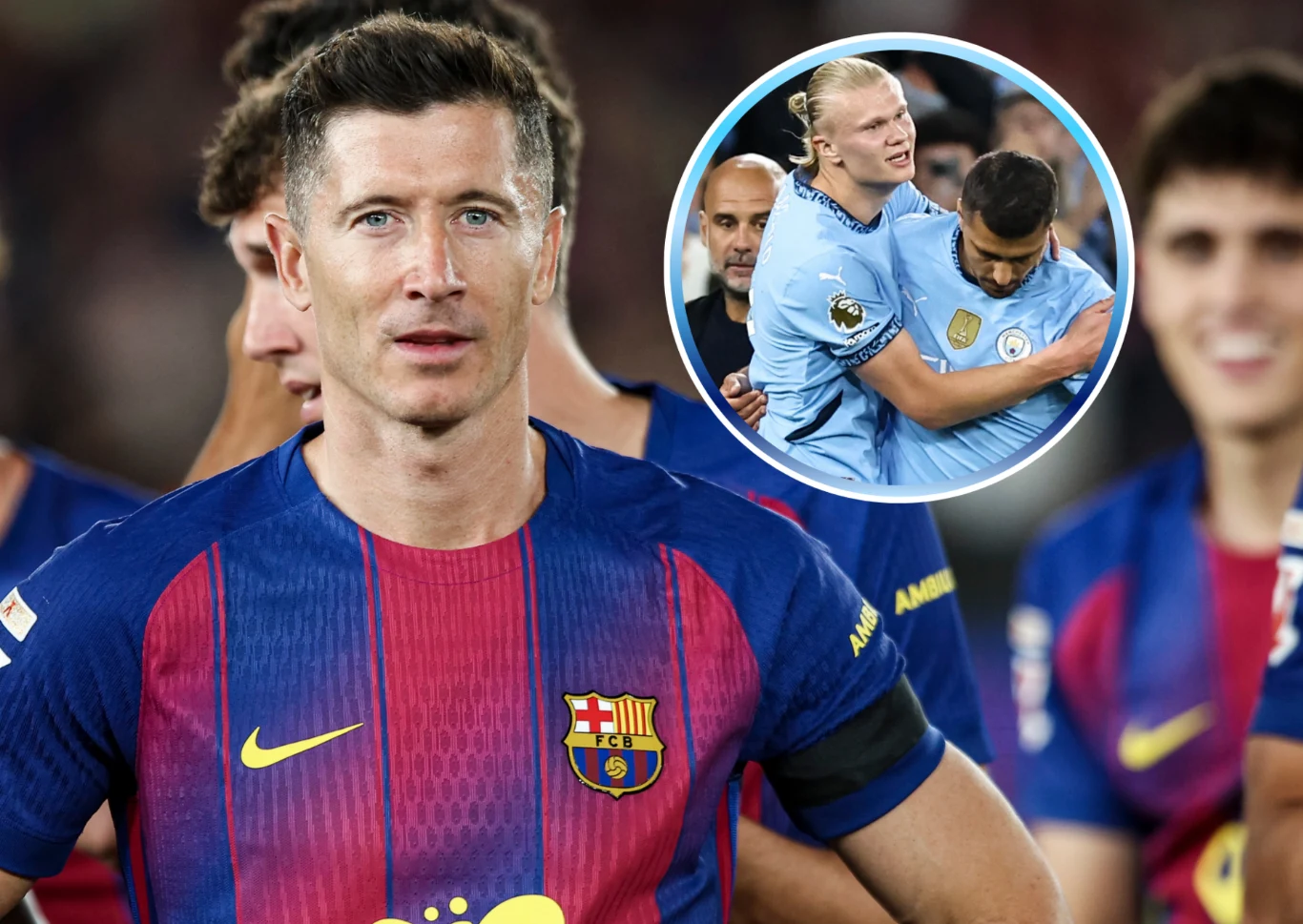 Piłkarz w koszulce FC Barcelony stoi na pierwszym planie z poważnym wyrazem twarzy, a obok niego widoczni są koledzy z drużyny; w okrągłej ramce u góry dwóch zawodników Manchesteru City w niebieskich strojach obejmuje się po udanej akcji.