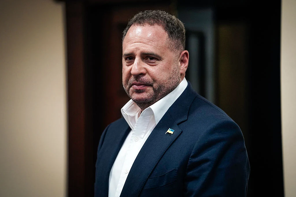 Były szef Kancelarii Prezydenta Ukrainy Andrij Jermak Andrij Jermak, były szef Kancelarii Prezydenta Ukrainy, w garniturze z przypiętą flagą Ukrainy na tle neutralnym.