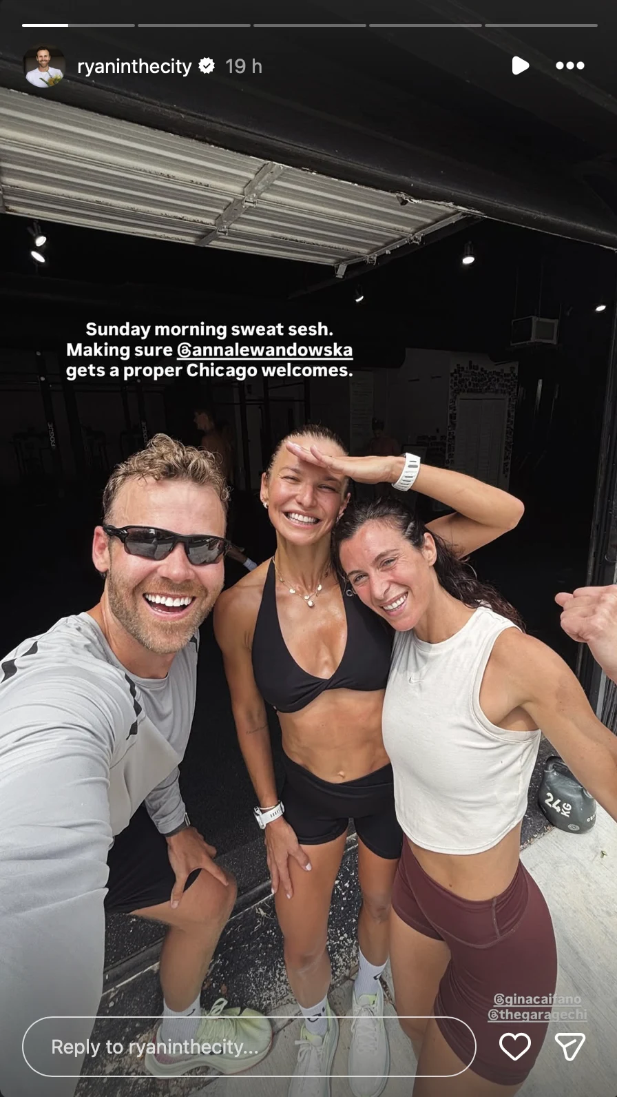 Anna Lewandowska zaliczyła trening w towarzystwie trenerki Giny Caifano i influencera Ryana Meyersa Trzy uśmiechnięte osoby pozujące razem po treningu, ubrane w sportowe stroje, na tle wejścia do siłowni.