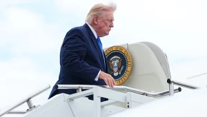 Prezydent USA Donald Trump wchodzący na pokład Air Force One