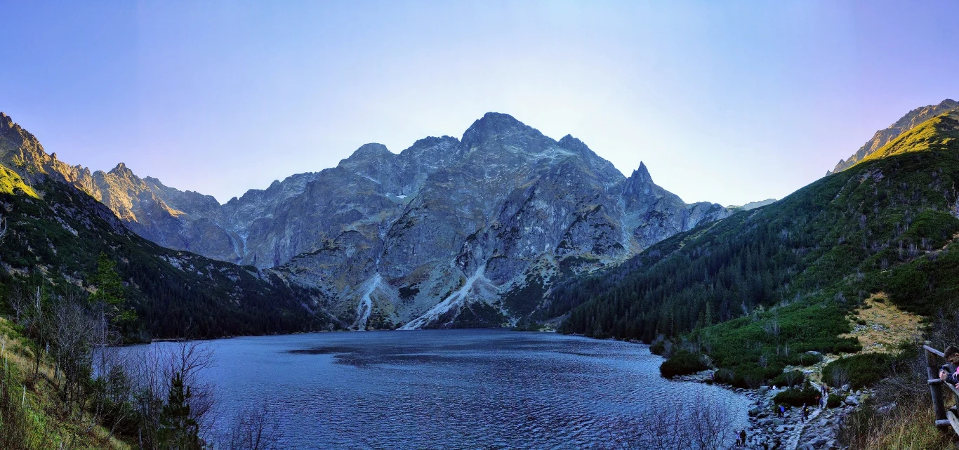 Morskie Oko (na zdjęciu) zna niemal każdy. Po słowackiej stronie Tatr czeka równie malowniczy Zielony Staw Kieżmarski. Widok na Morskie Oko.