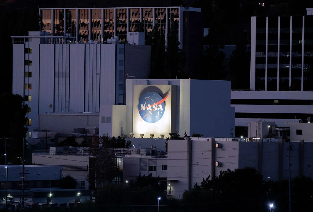 Wyjątkowy program NASA pozwala na wygenerowanie swojego imienia ze zdjęć satelitarnych Nowoczesny budynek z logo NASA