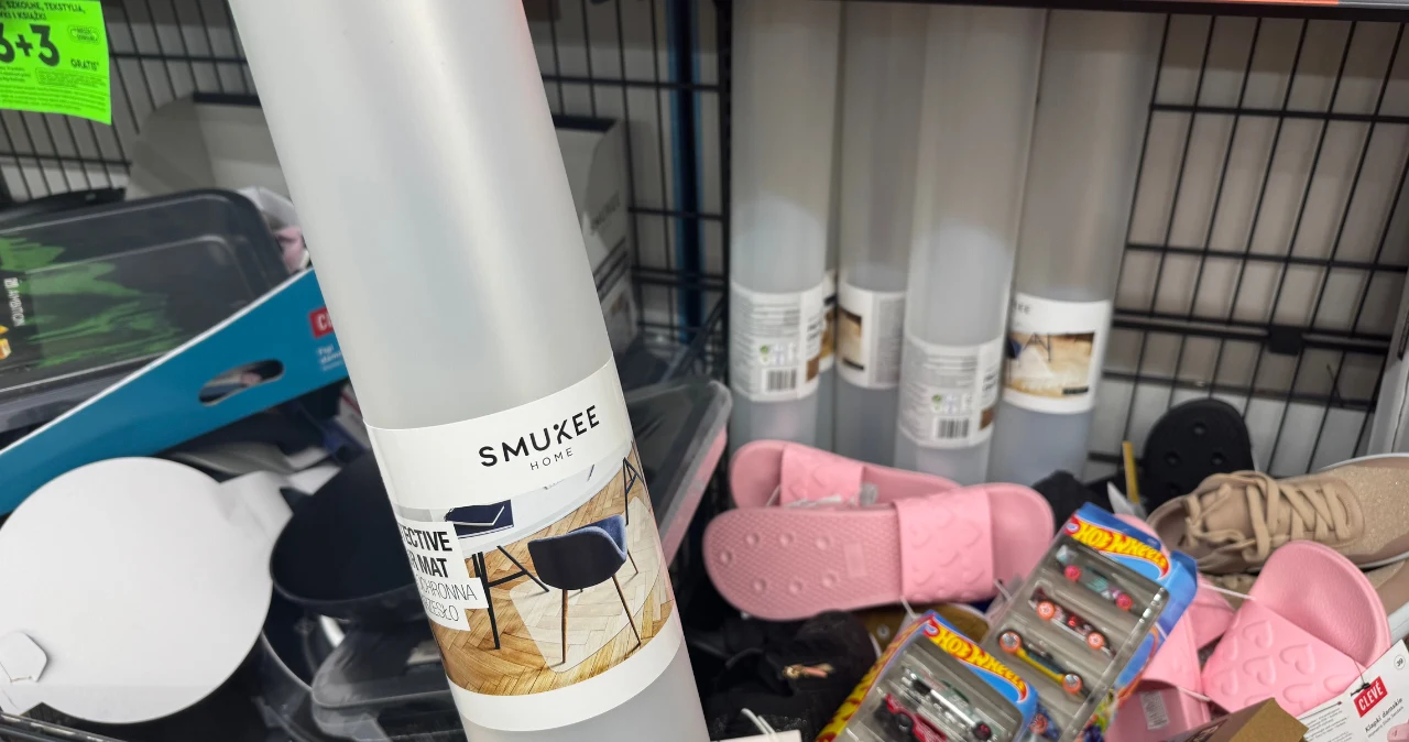 Patrzcie, co znalazłam w Biedronce. Ten niepozorny produkt może uratować podłogę Rolki mat ochronnych marki Smukee na metalowej półce obok różowych klapków, butów sportowych i zabawek.