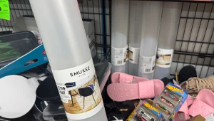 Patrzcie, co znalazłam w Biedronce. Ten niepozorny produkt może uratować podłogę