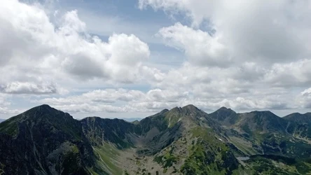Mało znany szlak w Tatrach Zachodnich. Prowadzi na Wołowiec i oferuje spokojną wędrówkę.